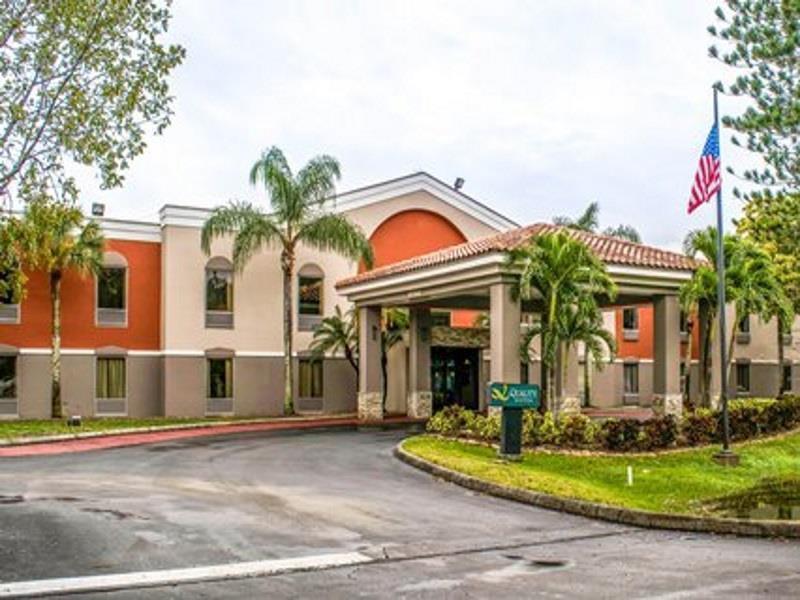 Quality Suites Fort Myers Airport I-75 Exterior photo