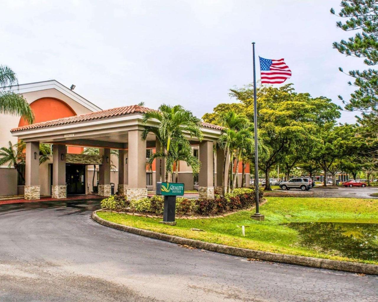 Quality Suites Fort Myers Airport I-75 Exterior photo