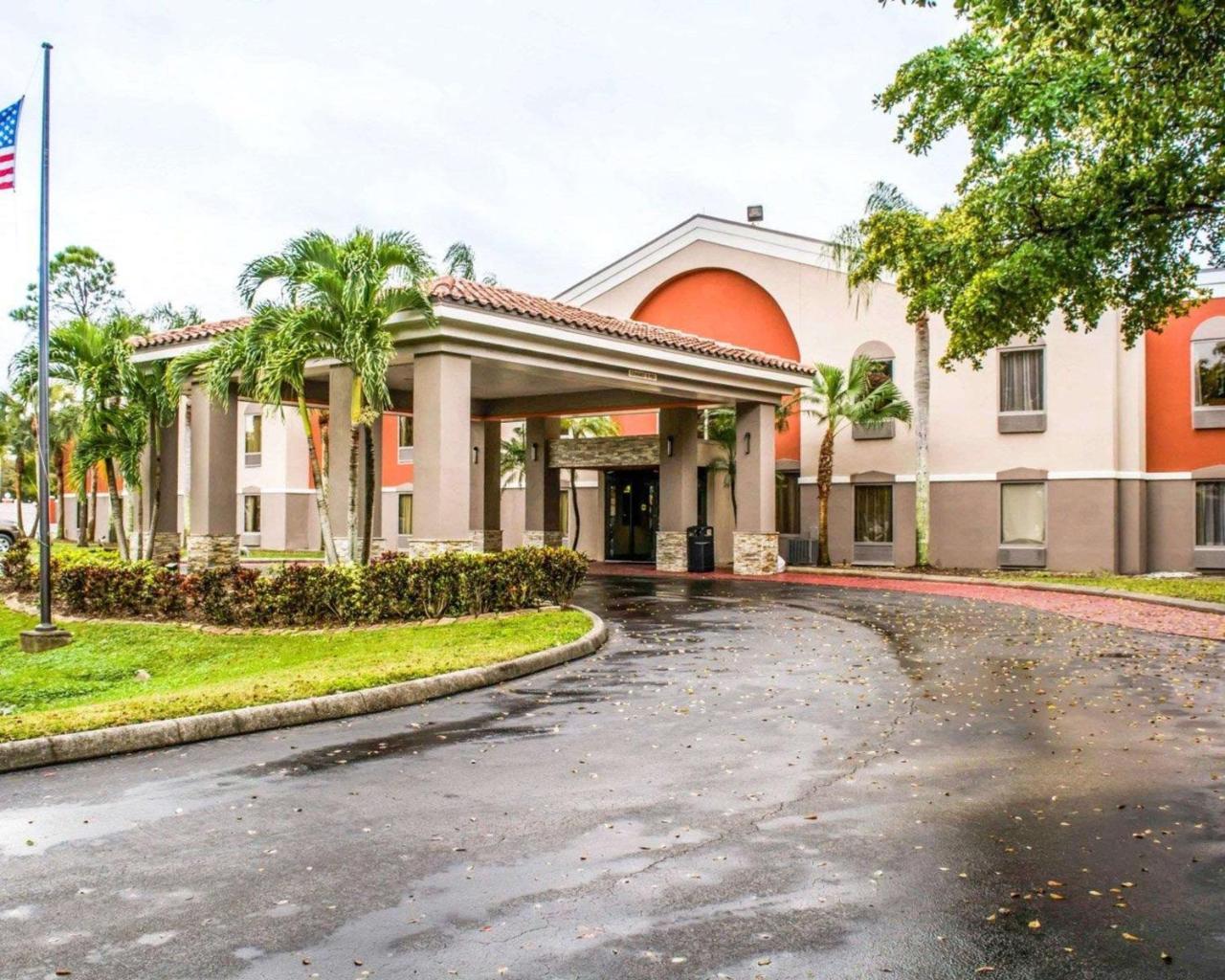 Quality Suites Fort Myers Airport I-75 Exterior photo